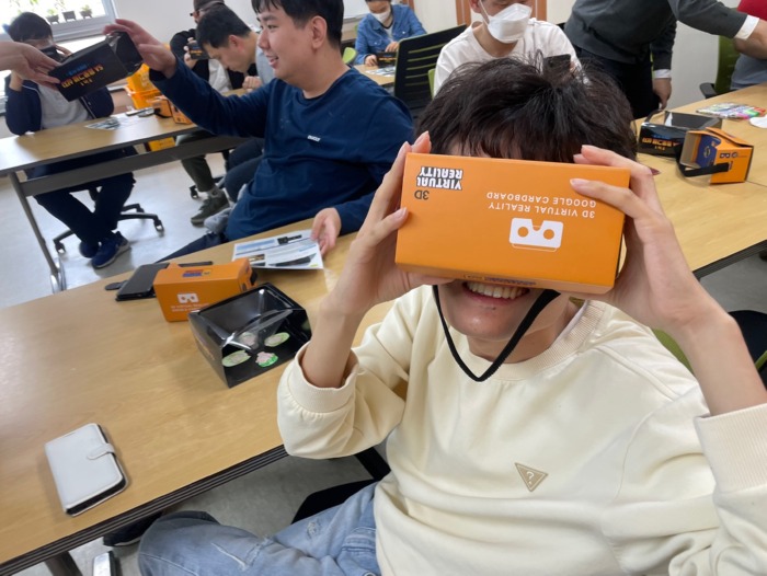 근로인이 3D체험 안경을 착용한 후 3D체험 중이다.