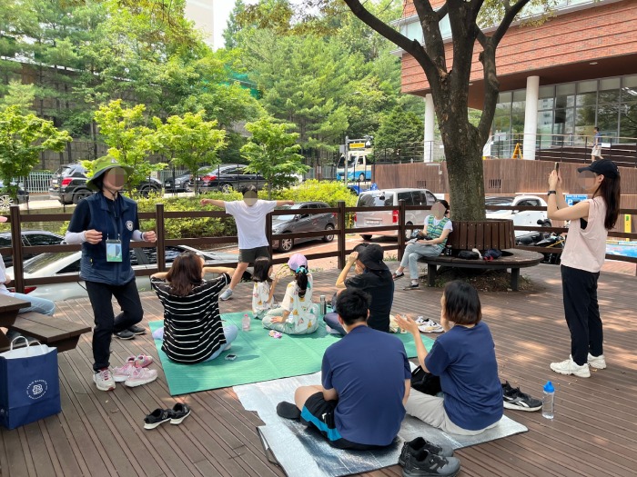 쉬는 시간에 참여자 한분이 앞에서 춤을 추고 다른 분들이 박수를 치며 바라본다