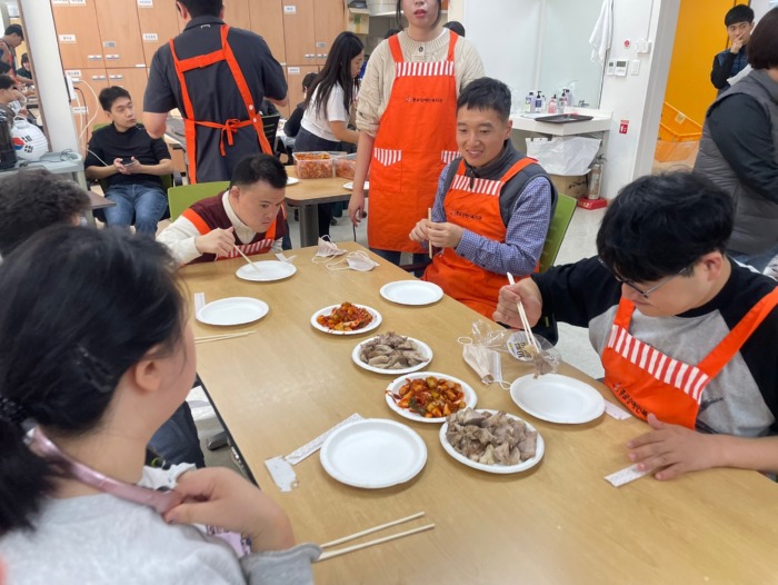 김장김치와 수육을 맛있는 드시는 이용인분들